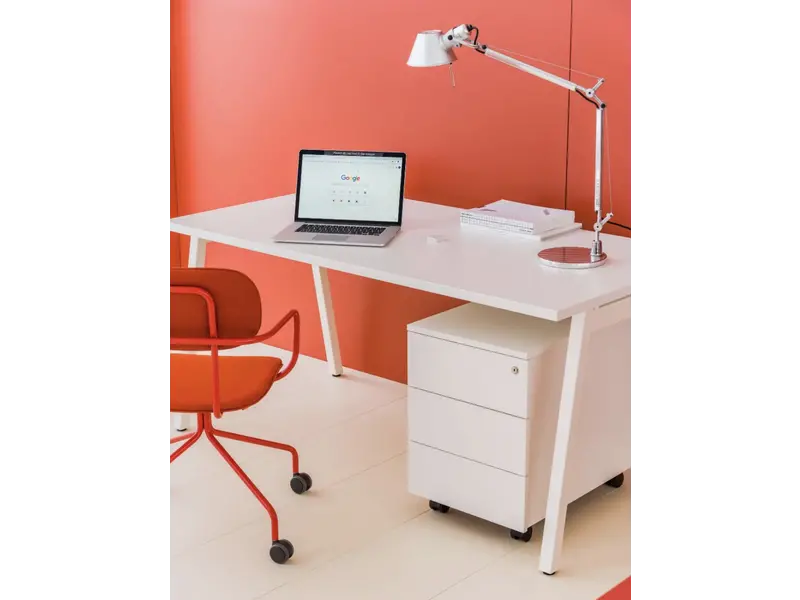 Ogi M bureau design