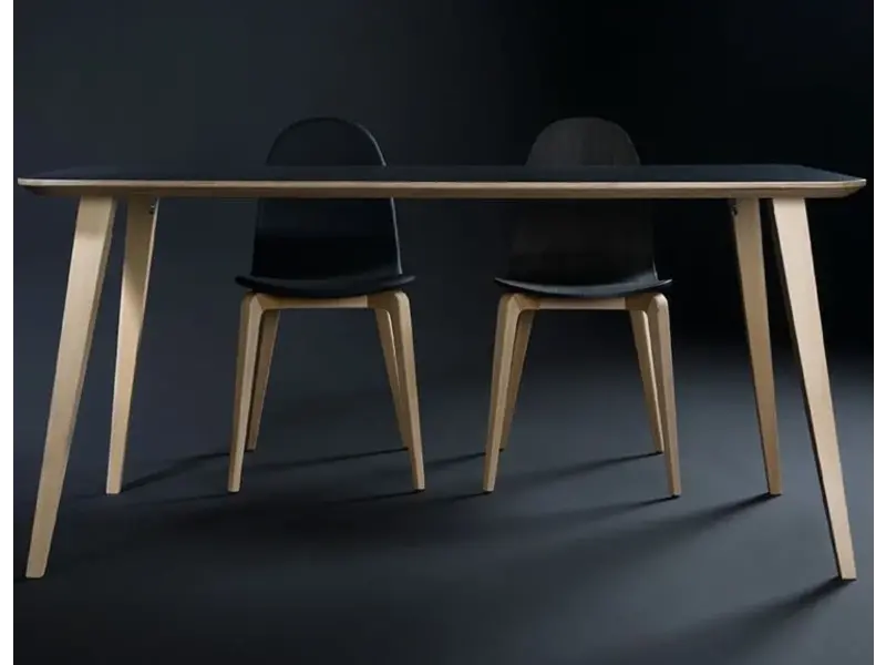 Bob table en hêtre teinté