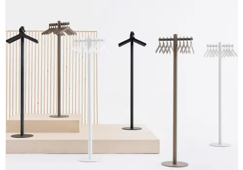 Pole porte-manteau sur pied