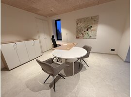 MDD Ogi-N haaksbureau met schaamschot – Dynamisch en ergonomisch werken met slim kabelbeheer