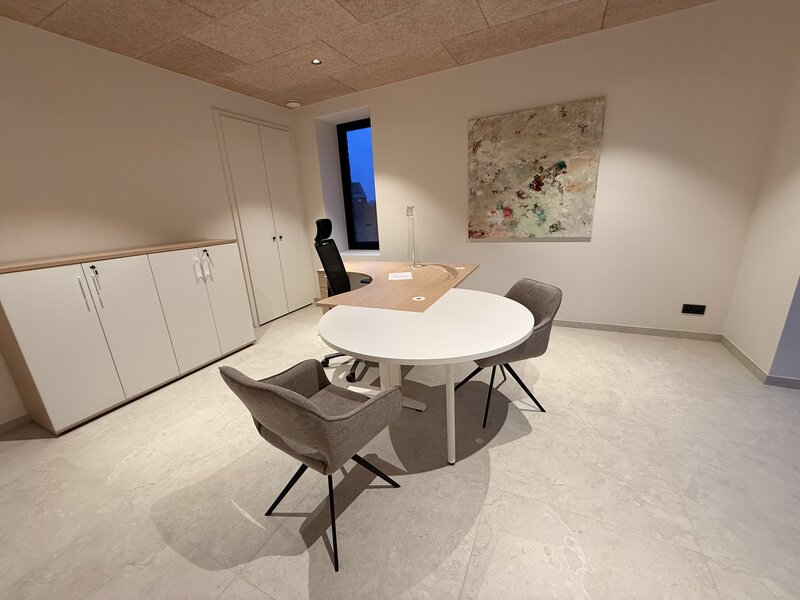 MDD Ogi-N haaksbureau met schaamschot – Dynamisch en ergonomisch werken met slim kabelbeheer