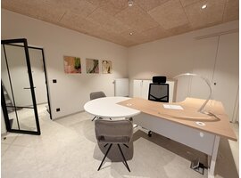 MDD Ogi-N haaksbureau met schaamschot – Dynamisch en ergonomisch werken met slim kabelbeheer