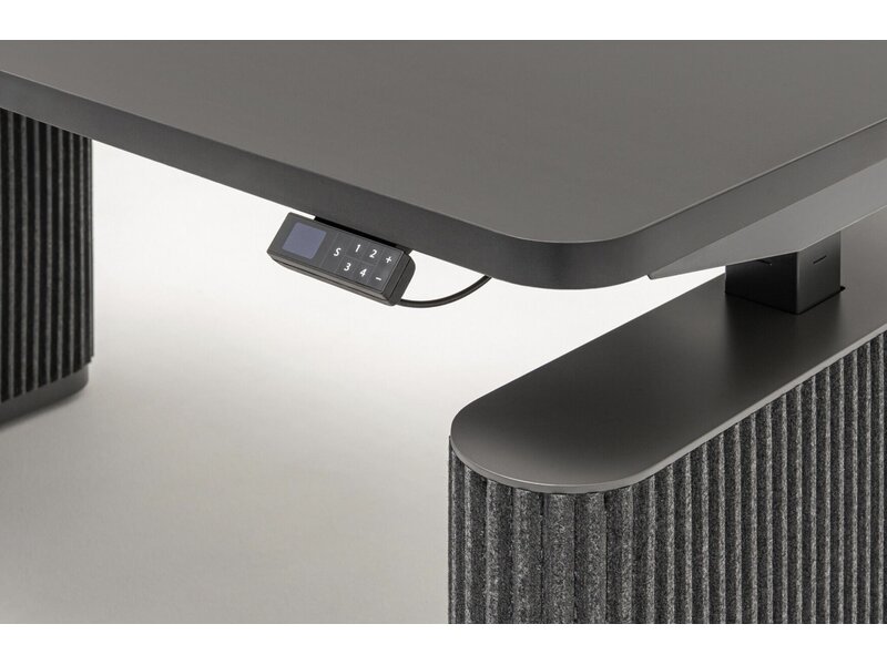 MDD Ogi Drive elektrisch verstelbaar zit-sta benchbureau met PET-viltpanelen – ergonomische en akoestische duo-werkplek