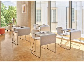 MDD Loop stapelbaar trainingsbureau met PET-vilt frontpaneel – flexibel bureau voor training en onderwijs