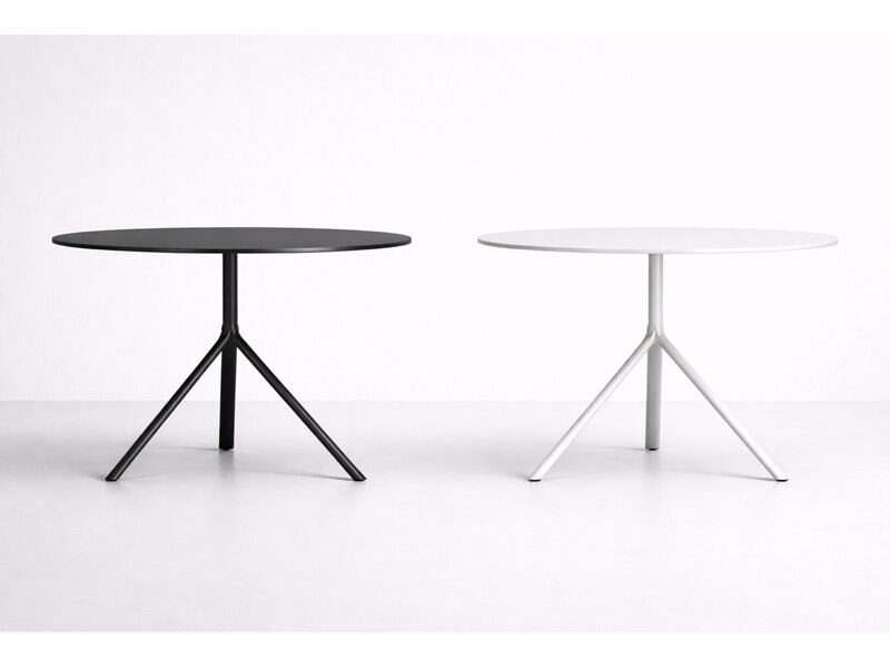 Plank Miura ronde opklapbare tafel in HPL FunderMax FH – design van Konstantin Grcic
