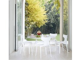 Kartell Re-Chair powered by Illy – chaise design empilable en matériau recyclé par Antonio Citterio