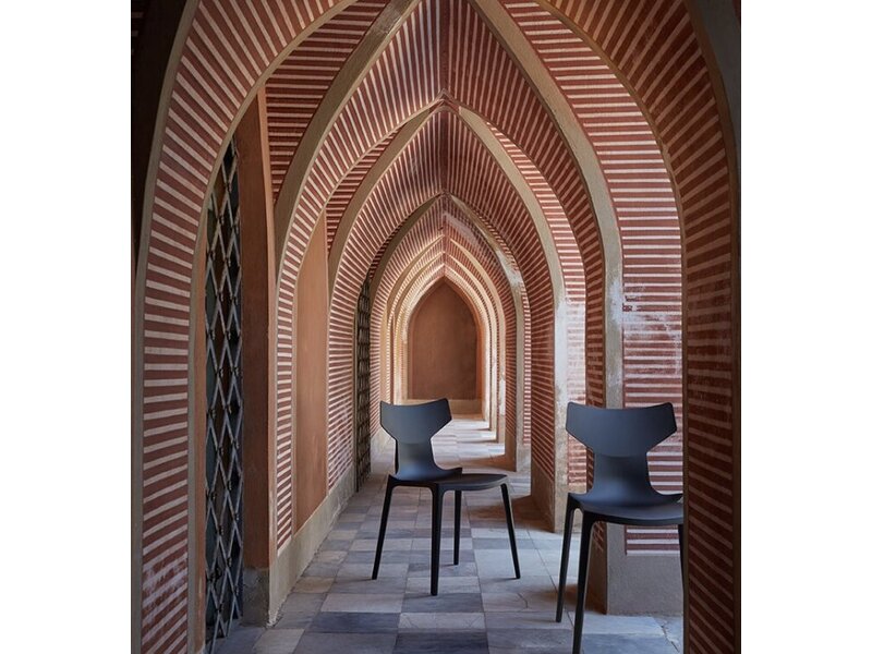 Kartell Re-Chair powered by Illy – chaise design empilable en matériau recyclé par Antonio Citterio