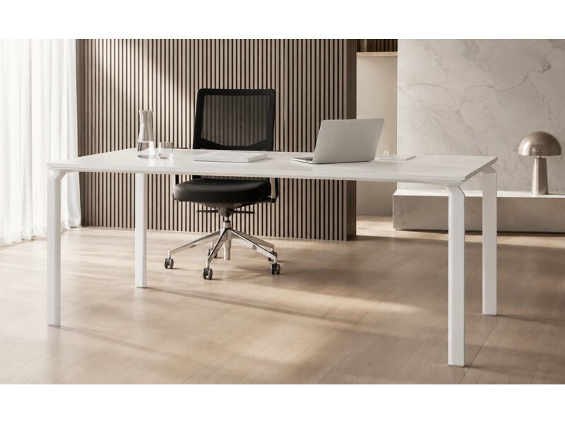 Martex Martex Anyware bureau grote maten – snel leverbaar directiebureau met elegante aluminium structuur Martex Anyware bureau grote maten – snel leverbaar directiebureau met elegante aluminium structuur