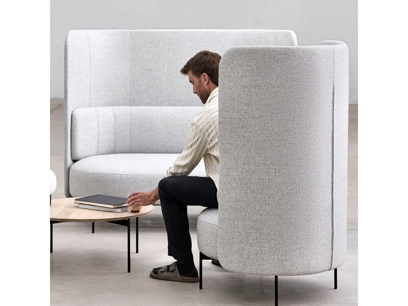 Softline Softline JOE Sofa High Back – compacte 2-zits sofa met hoge rug voor privacy en loungecomfort Softline JOE Sofa High Back – compacte 2-zits sofa met hoge rug voor privacy en loungecomfort