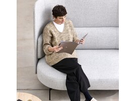 Softline Softline JOE Sofa High Back – compacte 2-zits sofa met hoge rug voor privacy en loungecomfort Softline JOE Sofa High Back – compacte 2-zits sofa met hoge rug voor privacy en loungecomfort