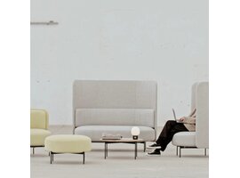 Softline Softline JOE Sofa High Back – compacte 2-zits sofa met hoge rug voor privacy en loungecomfort Softline JOE Sofa High Back – compacte 2-zits sofa met hoge rug voor privacy en loungecomfort