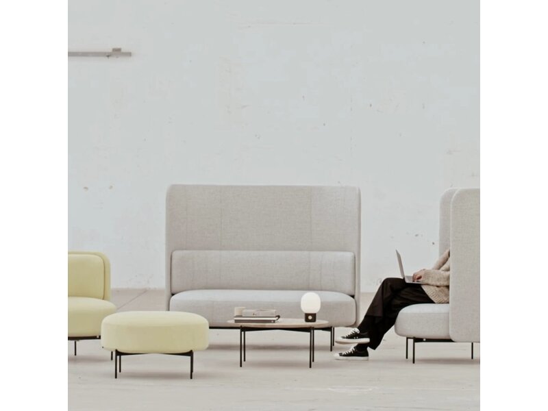 Softline Softline JOE Sofa High Back – compacte 2-zits sofa met hoge rug voor privacy en loungecomfort Softline JOE Sofa High Back – compacte 2-zits sofa met hoge rug voor privacy en loungecomfort