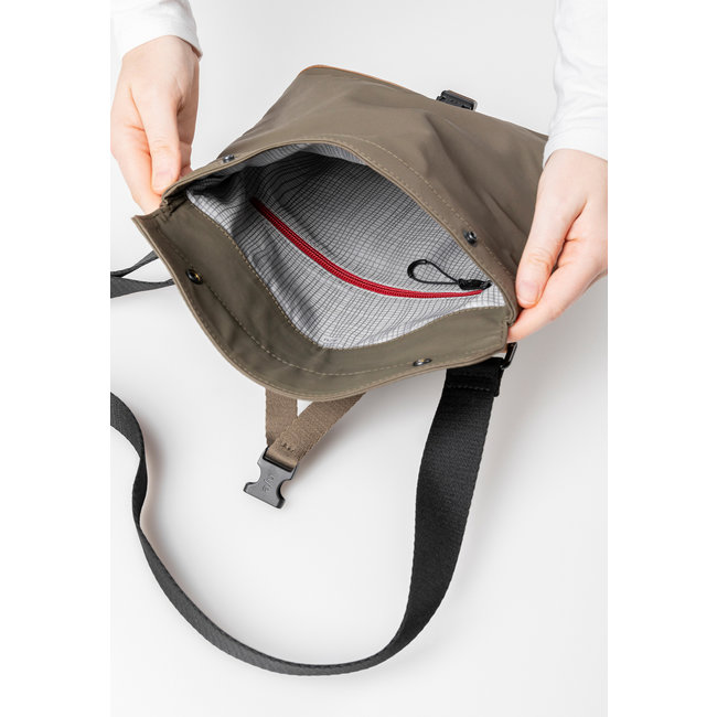 Aunts & Uncles Crossbody 'Yao' Fallen Rock