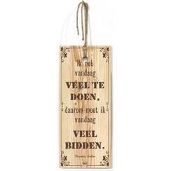 Blank houten wandbord met de tekst: Ik heb vandaag veel te doen, daarom moet ik vandaag veel bidden.