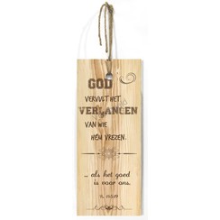 Blank houten wandbord met de tekst: God vervult het verlangen voor wie God vervult het Hem vrezen...