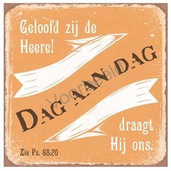 Magneet 7x7 met de tekst: Geloofd zij de Heere! Dag aan dag draagt Hij ons.