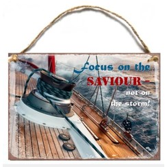 Wooden A6 wall hanging sign/Houten tekstbord met de tekst: Focus on the Saviour, not on the storm