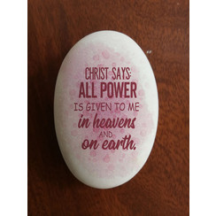 Siersteen 4 ong. 100 gr. en 8x5,5x2 cm. Met de tekst: Christ says: All power has been given to Me in