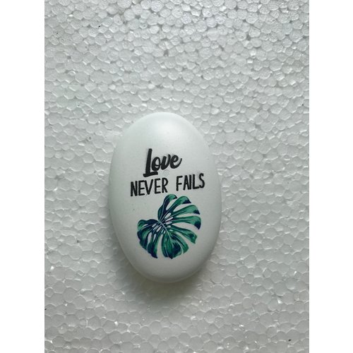 Siersteen 5 ong. 105 gr. en 8x5,5x2 cm. Met de tekst: Love never fails