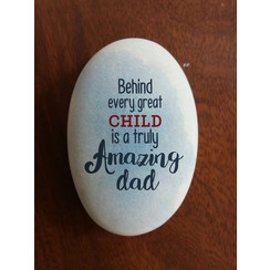 Siersteen 8 ong. 110 gr. en 8x5,5x2 cm. Met de tekst: Behind every great child is a truly amazing da