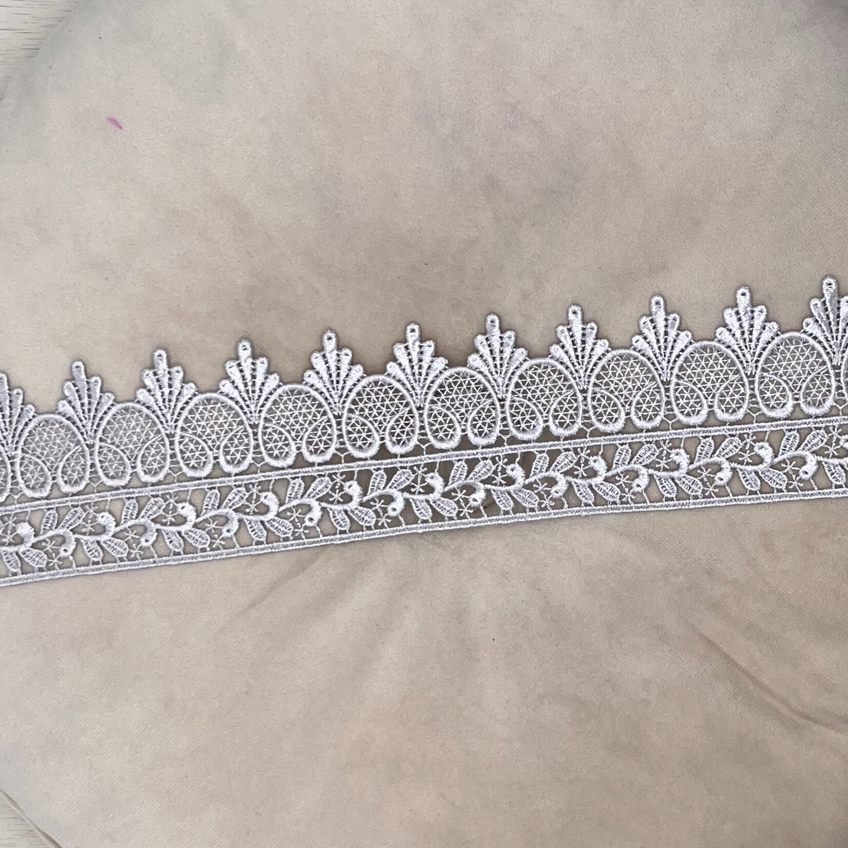 Broderie band licht grijs