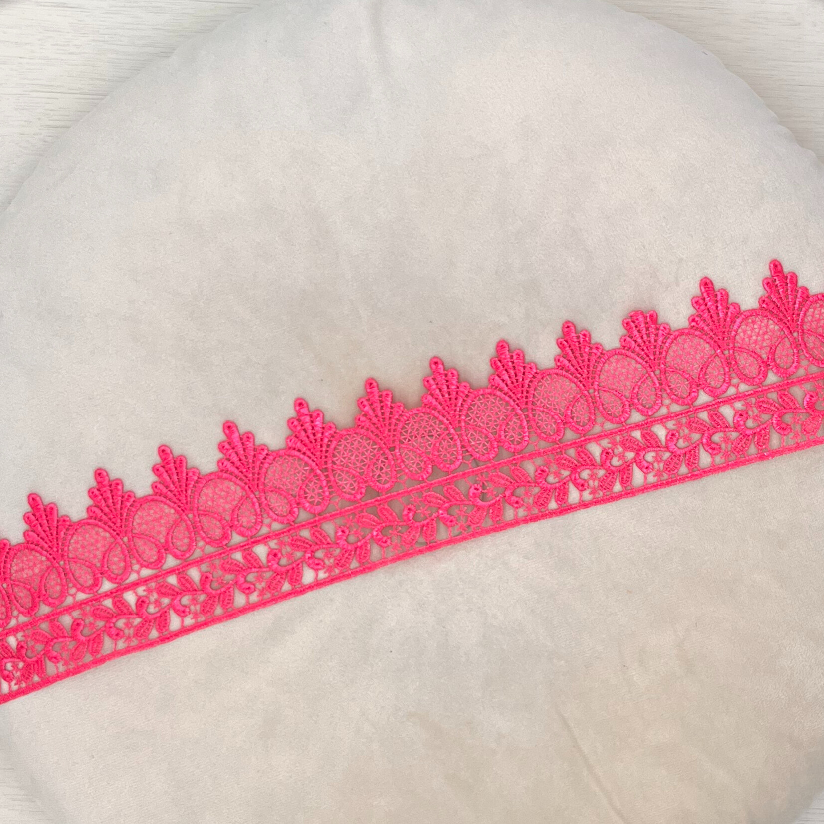 Broderie band fuchsia 30 cm