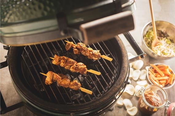 Mr. Saté met zoete aardappel friet en atjar
