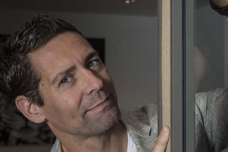 Taatsdeur met hout: serene luxe by Remy Meijers