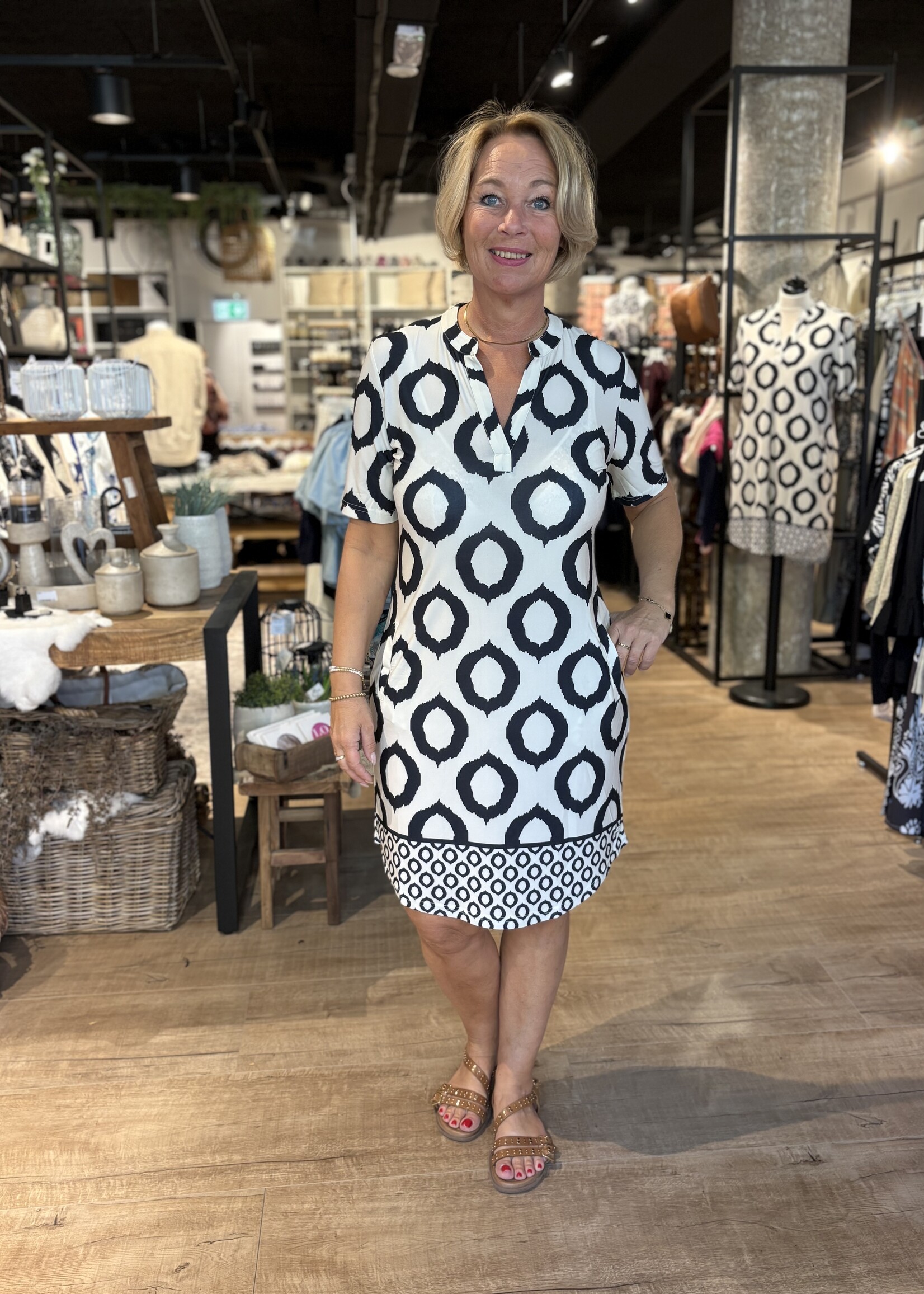 Angelle Milan Jurk/Tuniek Korte Mouw Travel - Print Offwhite Zwart