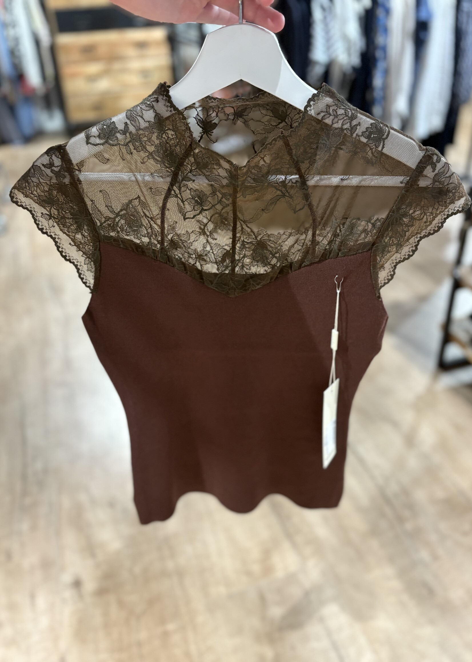 Top Kant byClara - Bruin