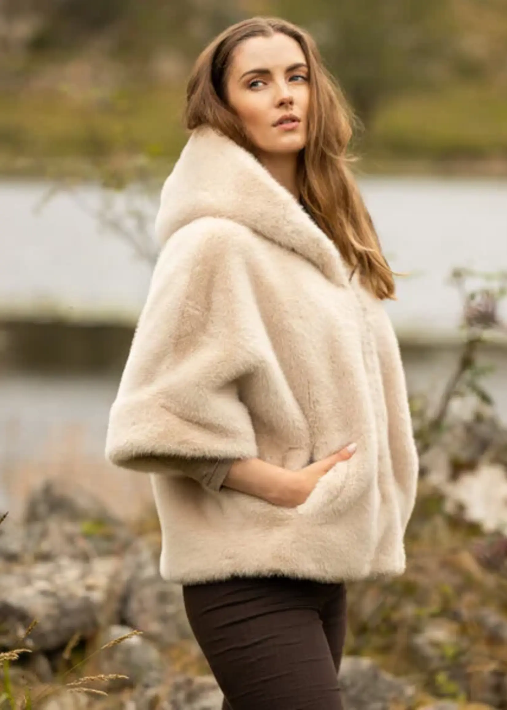 Bei ut Maril & Bei d'r Lars Faux Fur Jas Celia - Beige