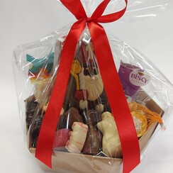 Zeshoekige lekkermand met een grote chocolade sint