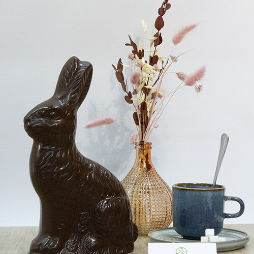 Zittende haas  300 gr - 27 cm in cello zak met clipsluiting  - 4 stuks - fijne Callebaut chocolade