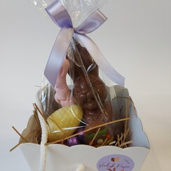 Draagmand gevuld met lachhaasje en assorti eitjes.