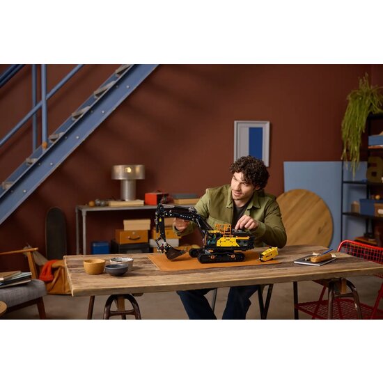 LEGO 42215 Volvo EC500 Hybrid graafmachine