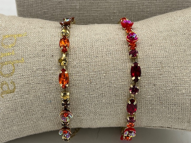 Mooie armbandjes met geslepen strass steentjes.