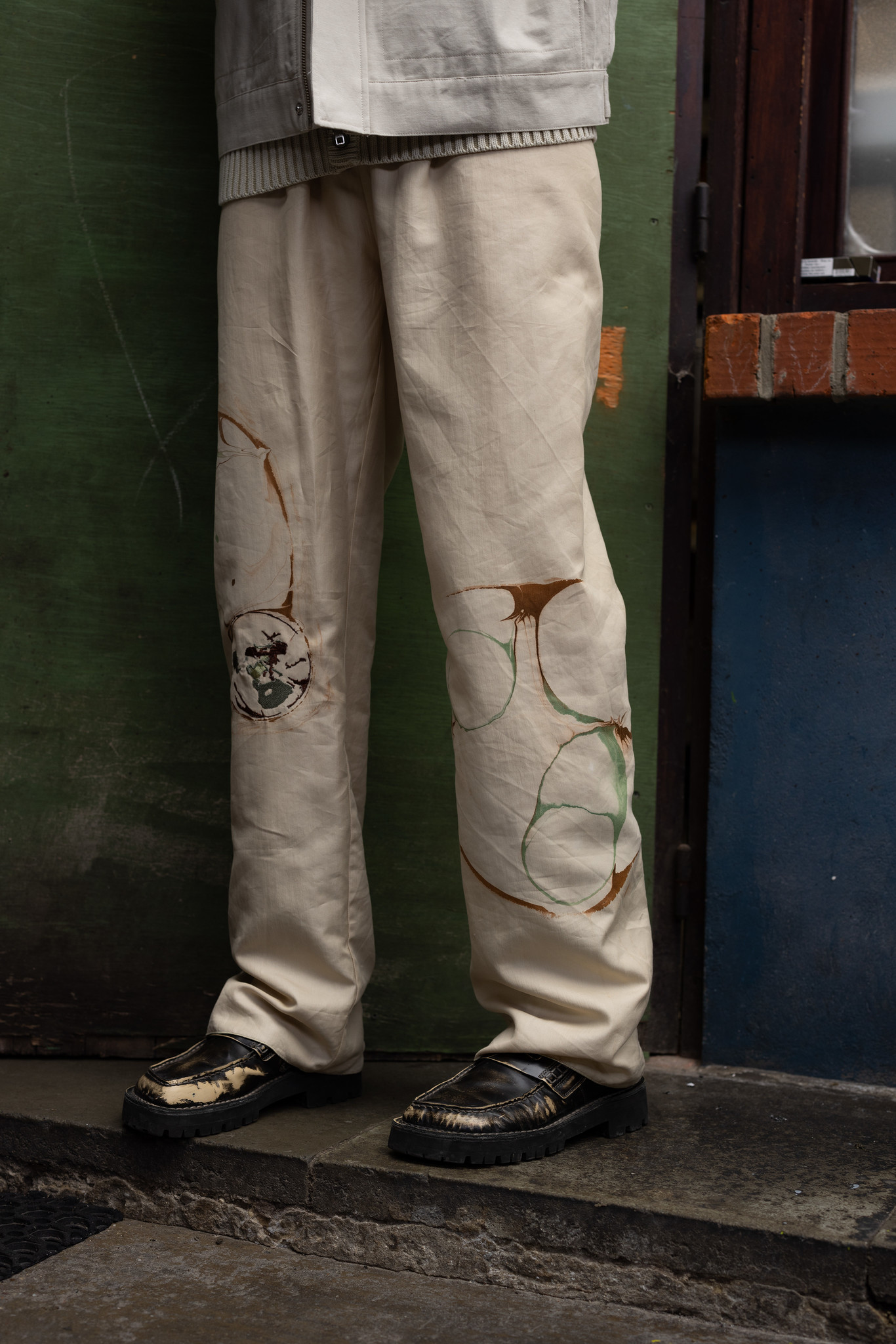 creme trousers with marble moon ring