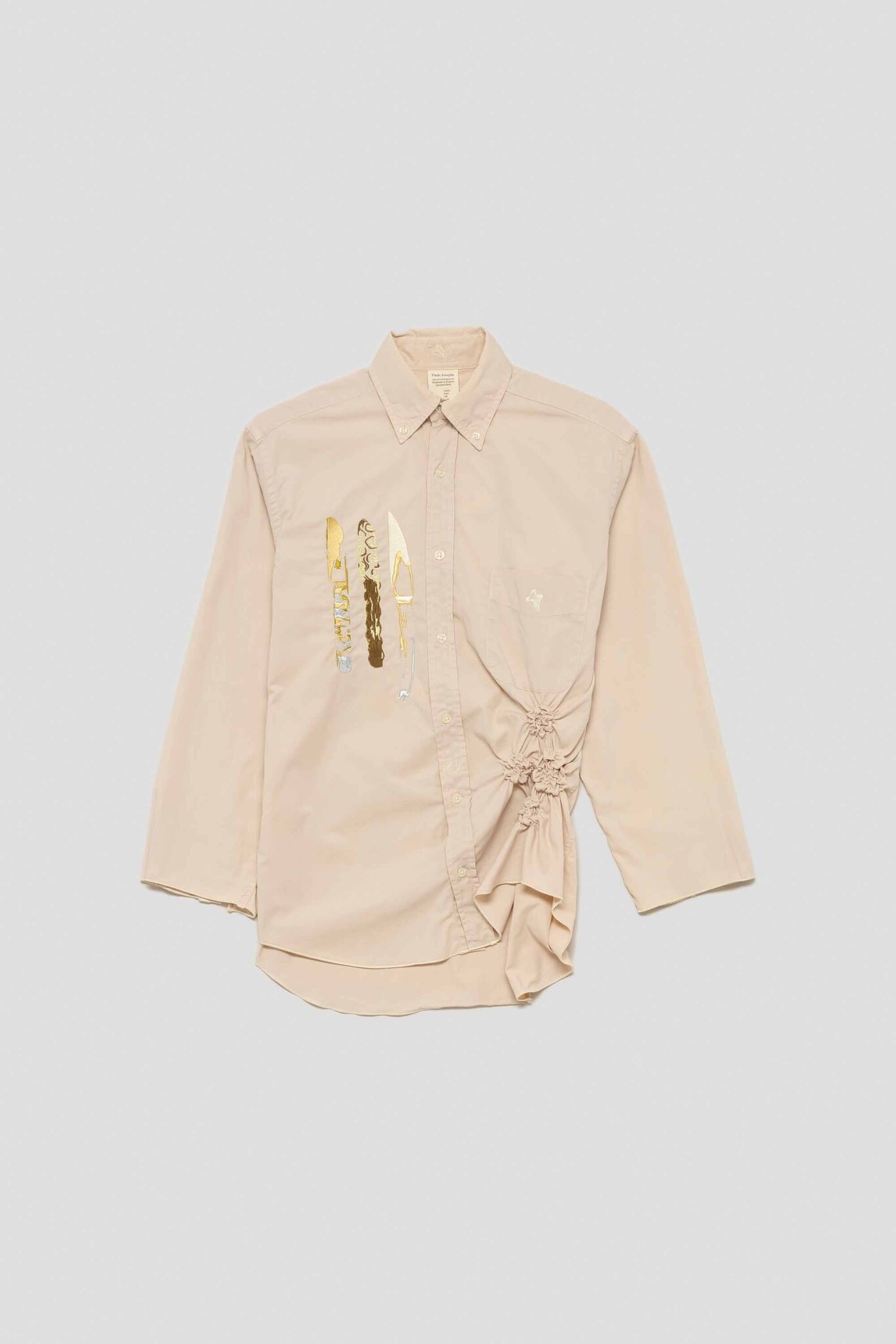 beige shirt with three knives in vertigo