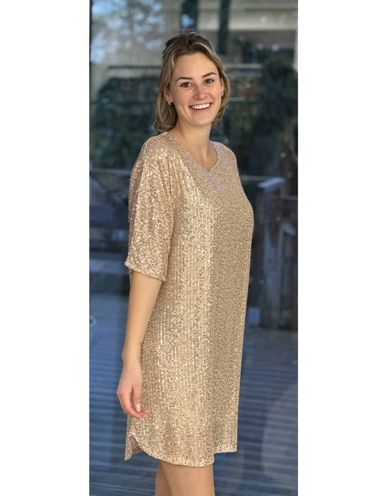 Jurk goud met pailletjes korte mouw