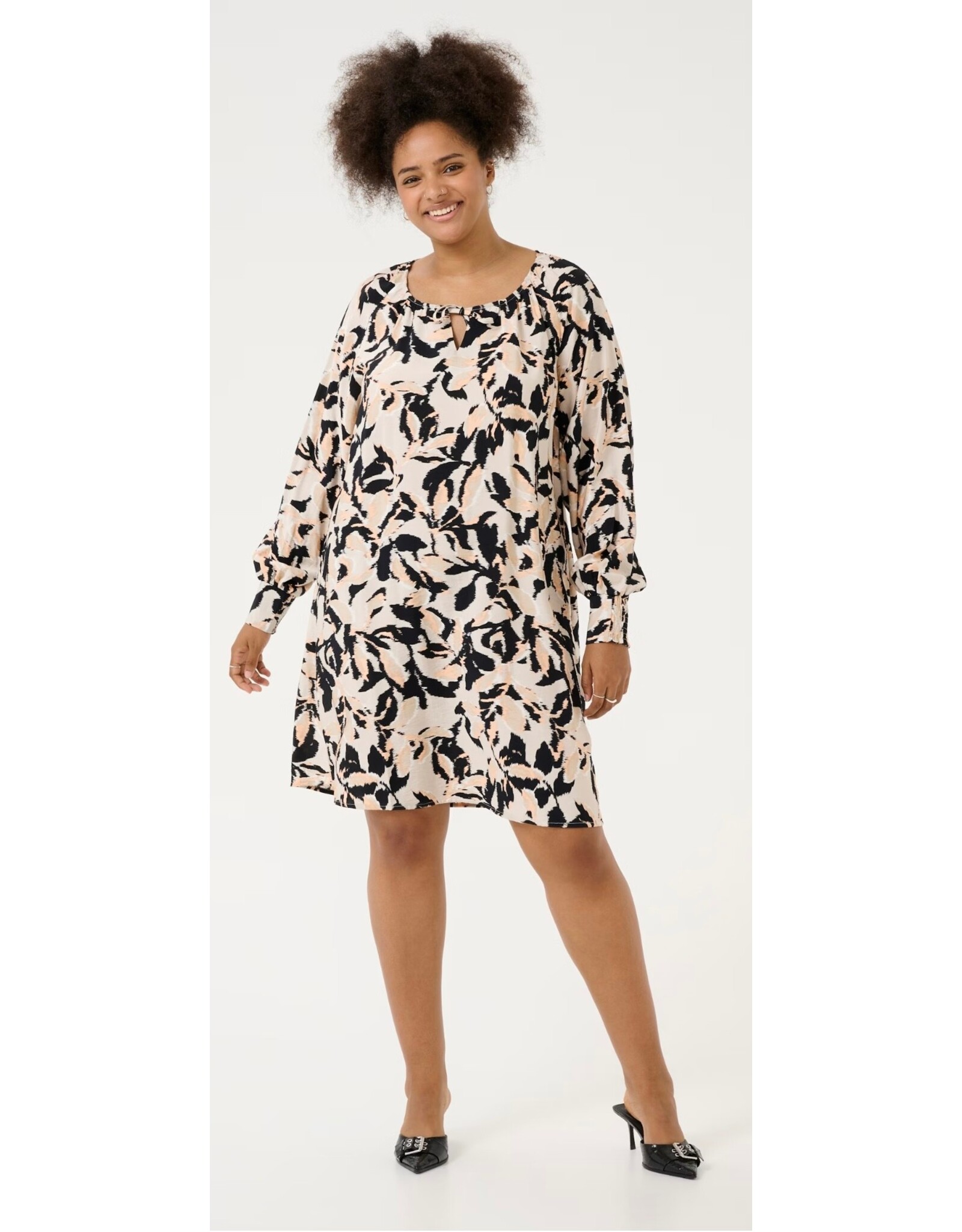 Kaffe Kleed Paca beige/black/peach
