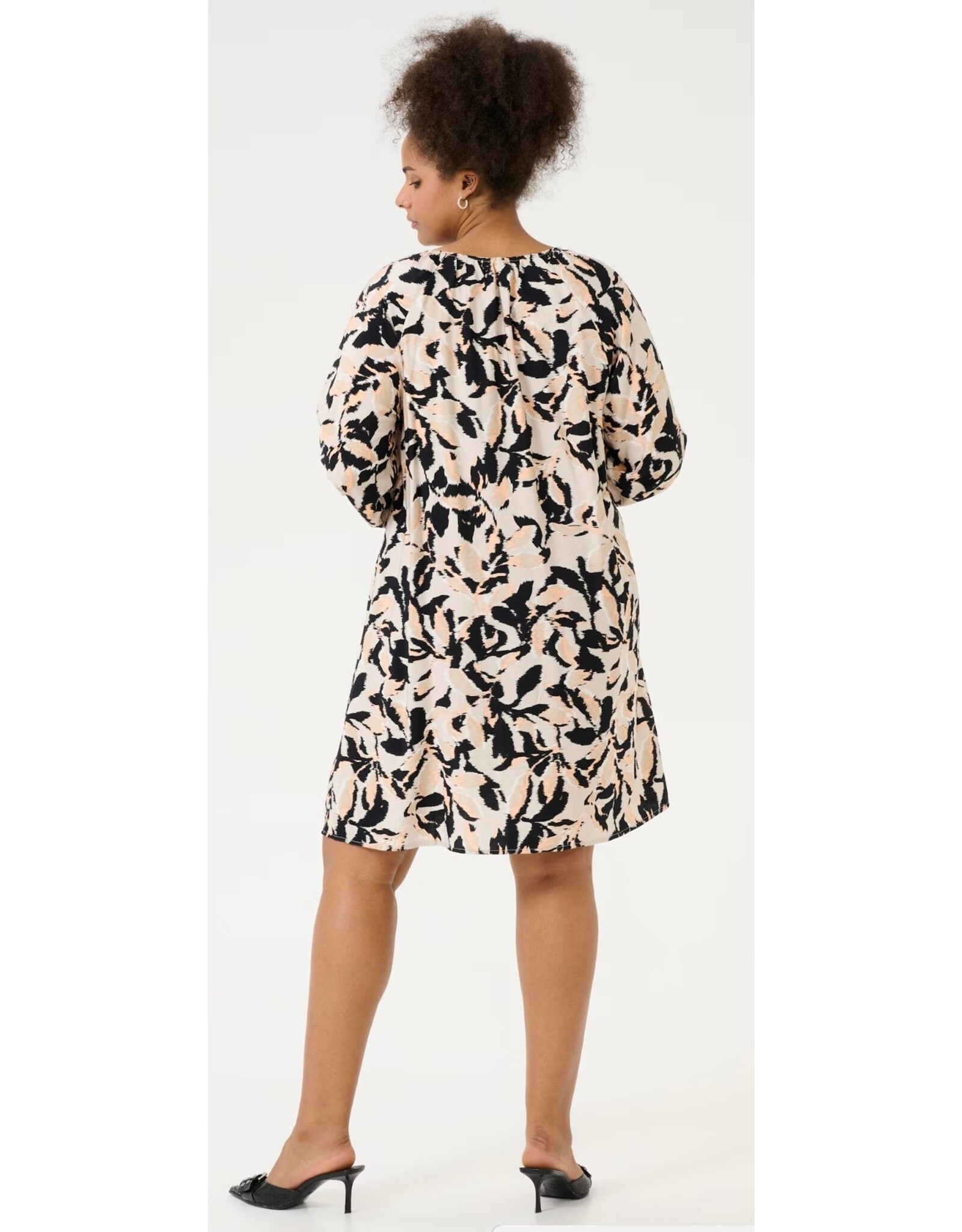Kaffe Kleed Paca beige/black/peach