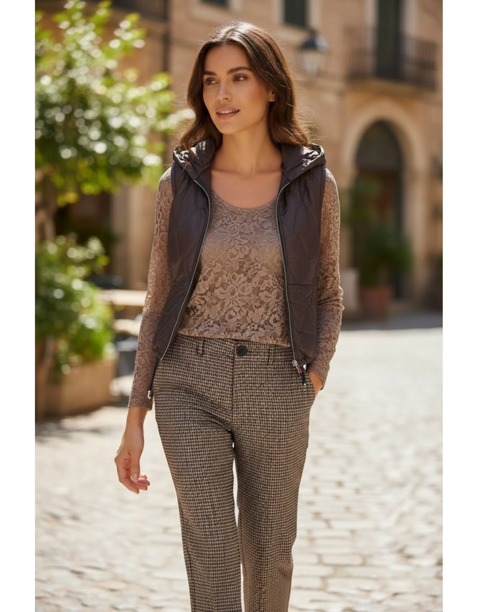 Italie Bodywarmer met kap chocoladebruin
