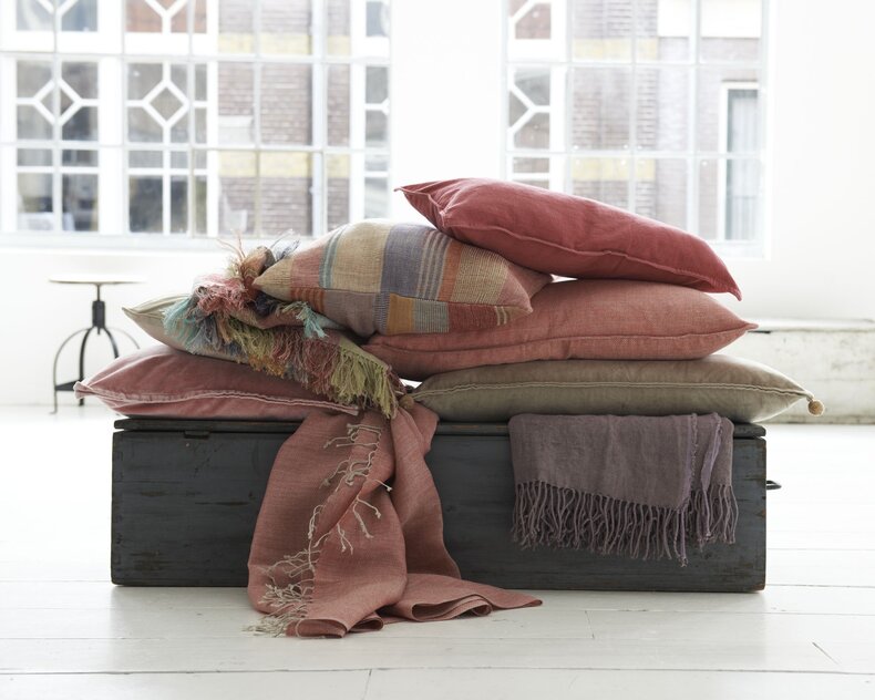 Kussen Multi Stripe Red 50x50 cm – Handgeweven Linnen & Zijde met Rijk Gestreept Patroon in Roze Rood, Oranje, Lichtblauw en Beige