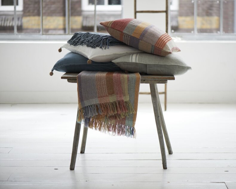 Kussen Multi Stripe Red 50x50 cm – Handgeweven Linnen & Zijde met Rijk Gestreept Patroon in Roze Rood, Oranje, Lichtblauw en Beige