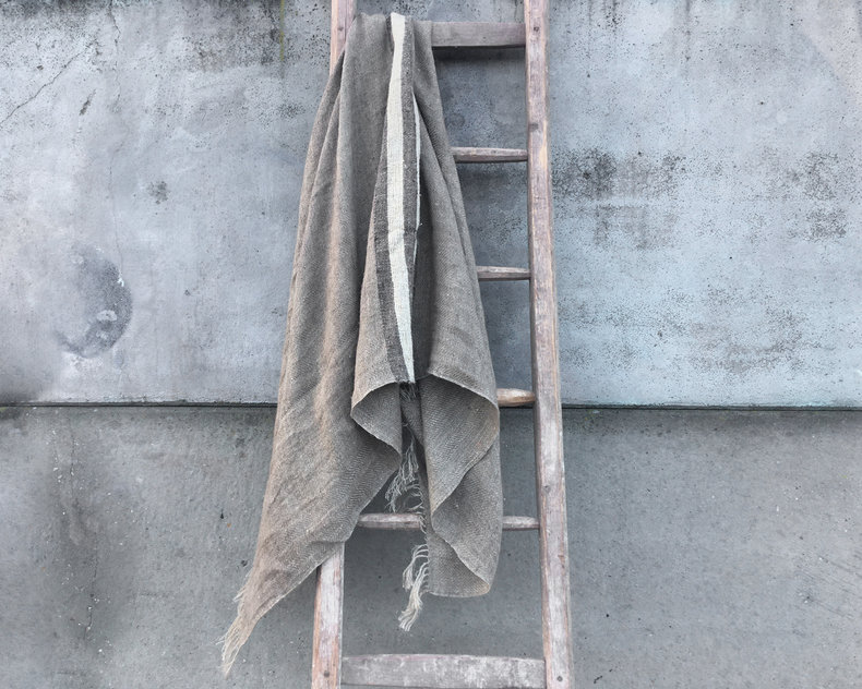 Puck linen & silk throw