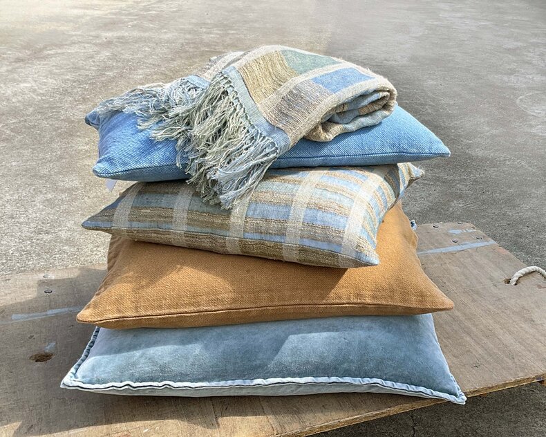 Sienna Blue Kussen 50x50 cm | Handgeweven Linnen & Zijde in Jeansblauw, Zeegroen, Zand en Tabak