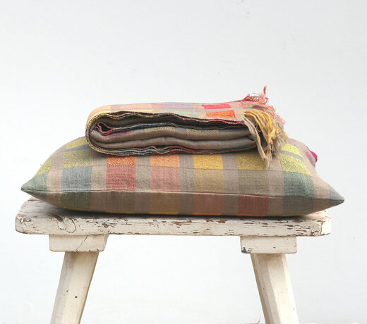 Luxe handgeweven kussens van zijde, wol en linnen – pure ambacht.