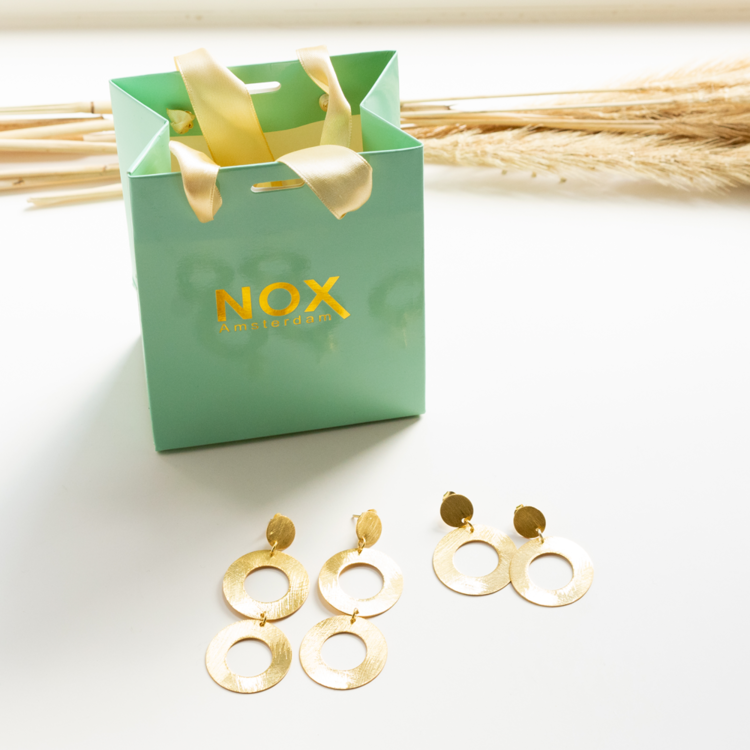 NOX Amsterdam NOX single round mat gouden oorbellen