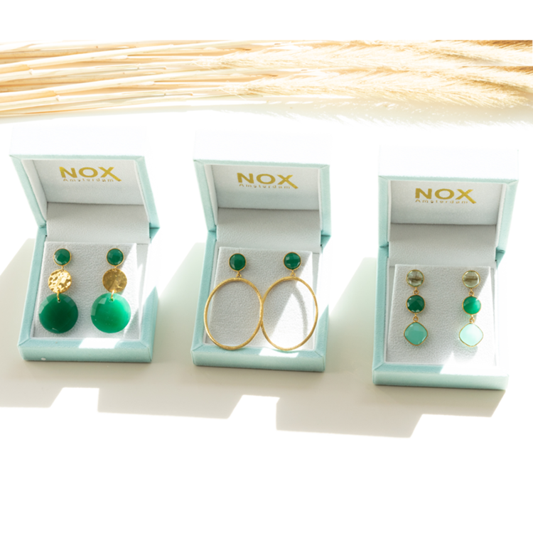 NOX Amsterdam NOX colored statement donker fuchsia oorbellen