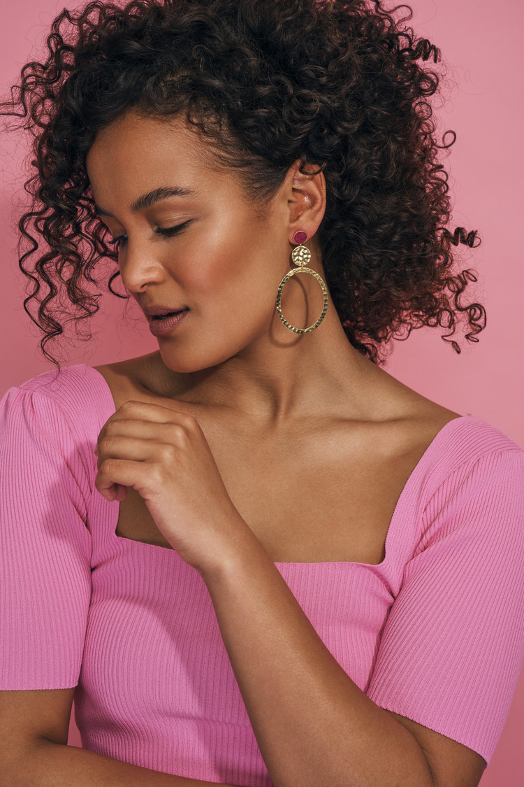 NOX Amsterdam NOX colored statement fuchsia gehamerde oorbellen